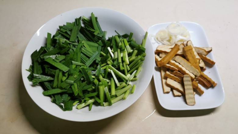 韭菜炒香干,韭菜择洗干净，切寸段，韭菜梗和韭菜叶分开放。