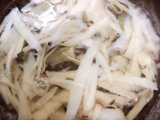 凉拌杏鲍菇,锅中烧开水，烫熟杏鲍菇，捞出用凉白开冲一下待用。