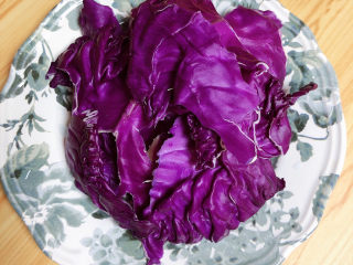凉拌杏鲍菇,准备些紫甘蓝。