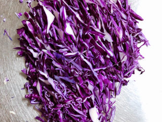 凉拌杏鲍菇,紫甘蓝切细丝儿待用。