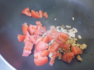 牛排意面,锅内加入适量猪肉，炒至变色后加入一个切小丁的番茄