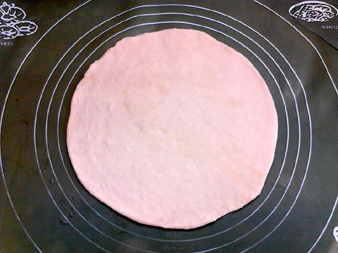 菠萝披萨,擀成直径约22厘米的圆形。