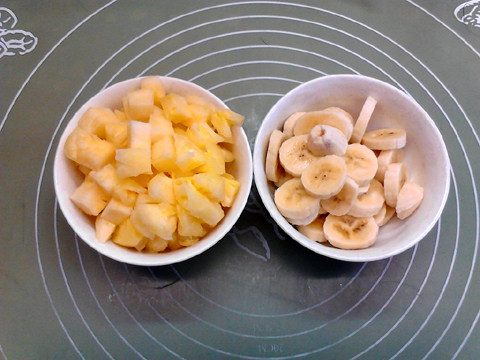 菠萝披萨,菠萝切成丁，香蕉切成圆片，备用。