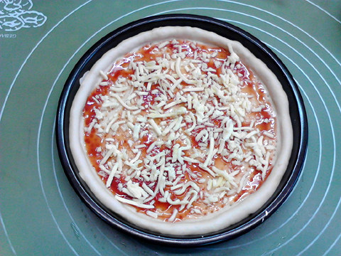 菠萝披萨,撒一层碎乳酪。