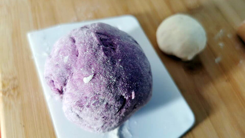 山药小馒头,做花朵的紫薯面团与白色面团