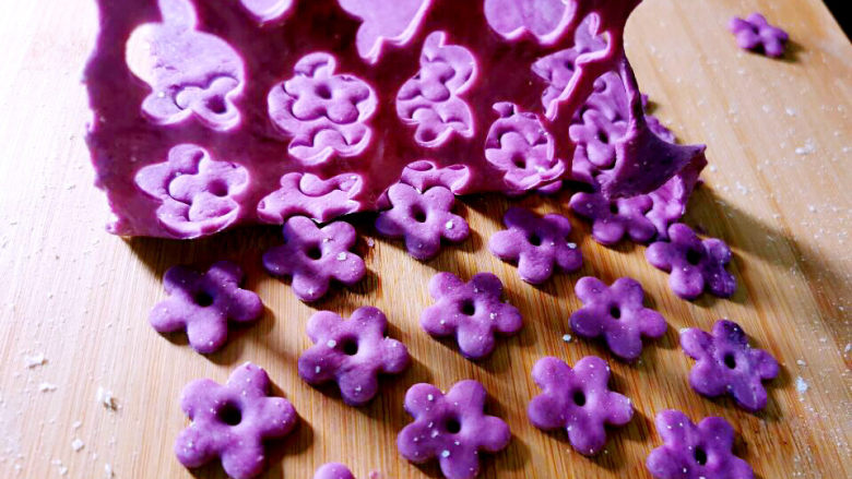 山药小馒头,另外一小块的紫薯面团擀薄，用花形模具压成花朵
