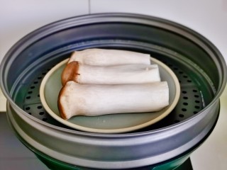 凉拌杏鲍菇,杏鲍菇洗净去跟，放入盘中隔水蒸熟。