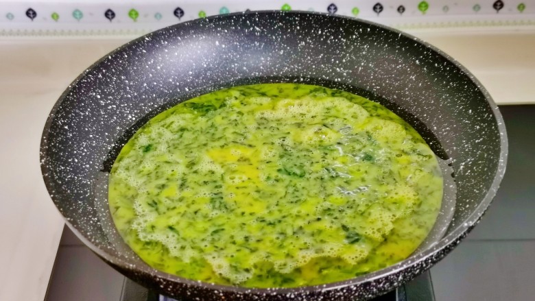 荠菜炒鸡蛋,起油锅，倒入荠菜蛋液，中火煎，同时用筷子不停搅拌。