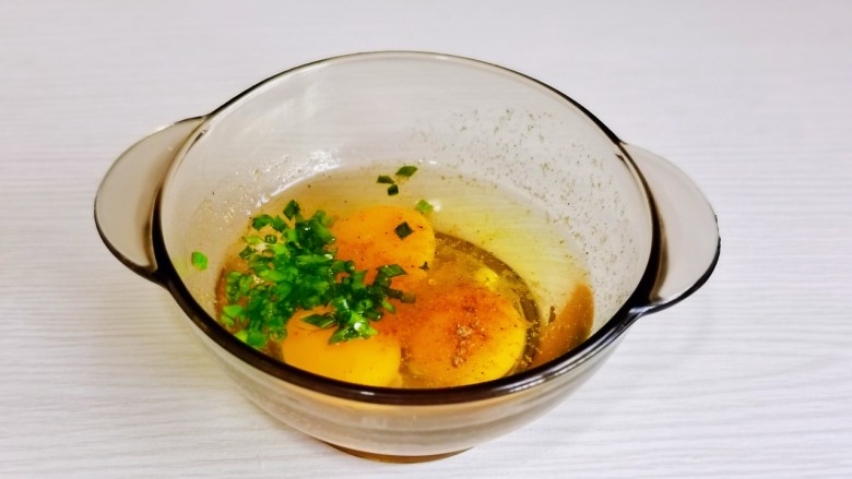 荠菜炒鸡蛋,葱花搅拌均匀。