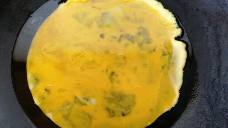 荠菜炒鸡蛋,锅内放油烧热倒入蛋液