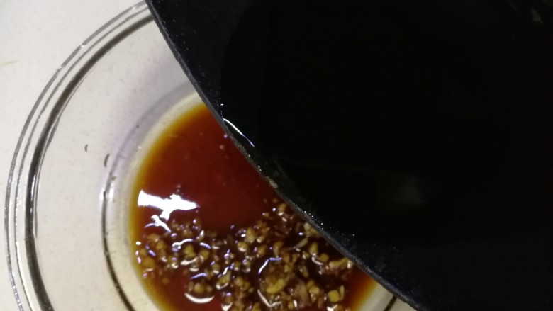 凉拌杏鲍菇,挑去八角花椒，浇到料汁碗里，拌匀。