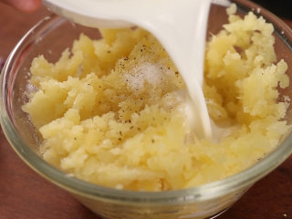火山土豆泥,蒸好的土豆泥捣碎，加入盐、胡椒粉、牛奶搅拌均匀