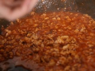 火山土豆泥,炒锅内依次加入肉、西红柿、洋葱丁、番茄酱、水、胡椒粉