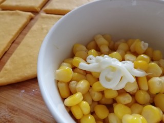 玉米馒头,甜玉米粒挤上甜沙拉酱，拌匀。