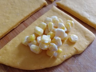 玉米馒头,南瓜面片上放上适量玉米粒。