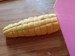 玉米馒头,刮板横竖压出纹路。