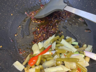 泡椒糖醋带鱼,锅里油热、放入1勺豆瓣酱炒香、在放泡椒 ，蒜、泡姜一起炒
