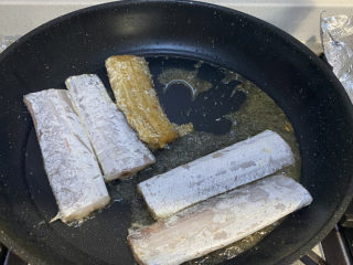 泡椒糖醋带鱼,锅里油热 下带鱼段、煎