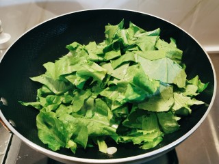 清炒油麦菜,放入菜叶部分翻炒。