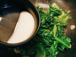 清炒油麦菜,淋入水淀粉。