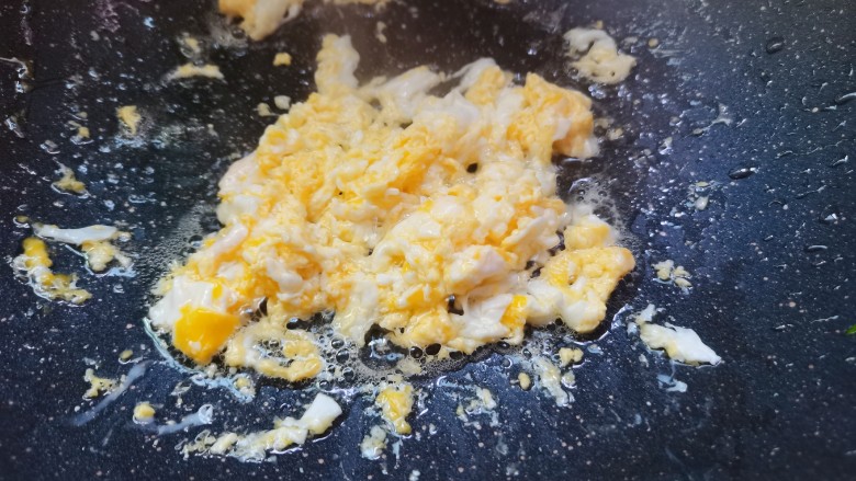韭菜炒粉丝,鸡蛋下锅煎至成形捞放一边