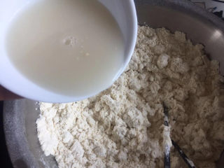 玉米馒头,将酵母水倒进面粉里