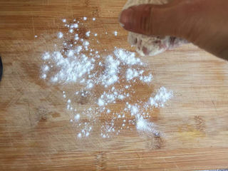 玉米馒头,粘板上多撒上些面粉
