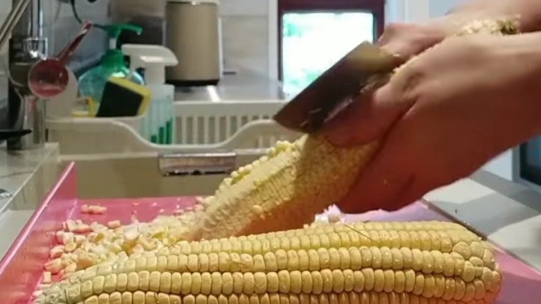 玉米馒头,用刀把玉米粒削下来。