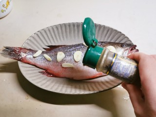 剁椒鲈鱼,撒上胡椒粉去腥。