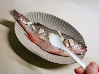 剁椒鲈鱼,撒盐入味，静置15分钟。