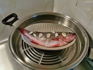 剁椒鲈鱼,放入蒸锅。