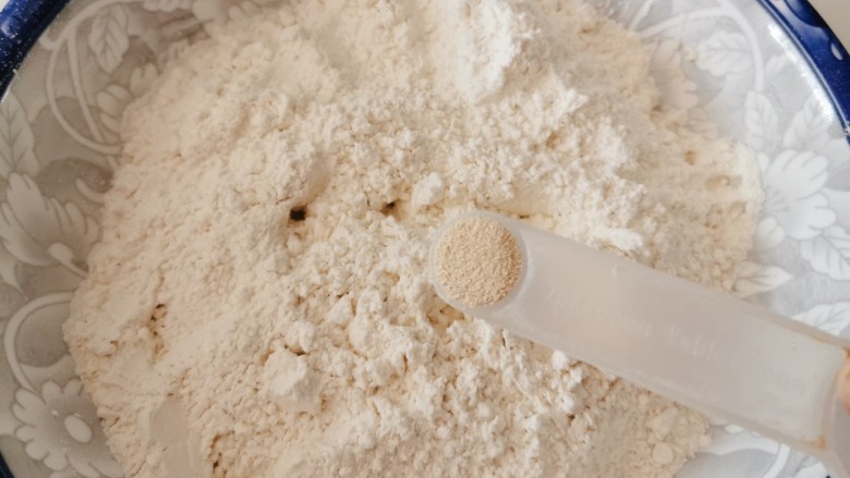 山药小馒头,面粉加入酵母粉拌匀。