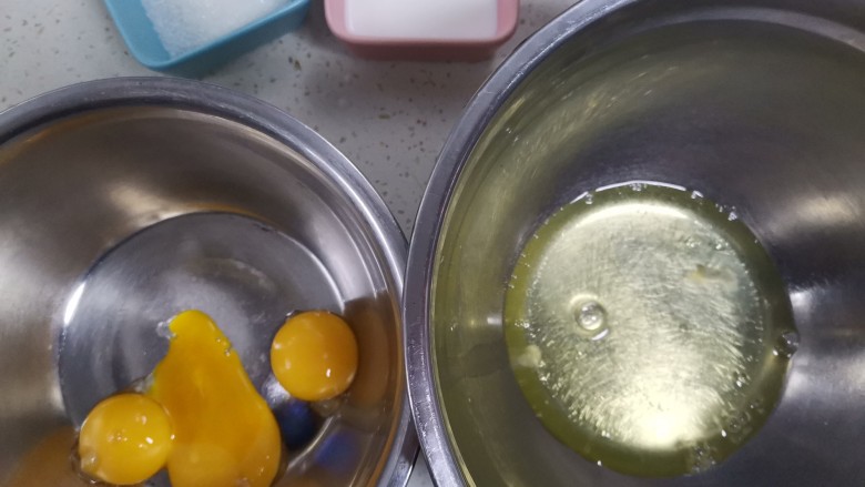 蔓越莓燕麦戚风蛋糕（无油无面粉少糖）,准备两个干净无油无水的盆，分离蛋清和蛋黄，蛋白里不能掉入蛋黄，否则蛋白打不起来，分离好的蛋白放冰箱冷藏备用