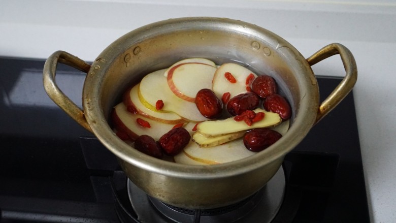 降脂刮油，越喝越美的苹果减脂汤,苹果切片，红枣去核切块（我第一次煮忘了切，整个扔进去了）所有食材冷水下锅大火🔥煮沸转小火焖煮十分钟即可。