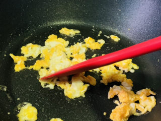 韭菜炒粉丝,鸡蛋炒香，盛碗里待用