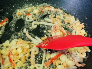 韭菜炒粉丝,热锅，加食用油，干贝海米蟹肉棒沥干水，倒入锅中炒香