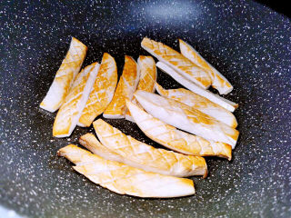 凉拌杏鲍菇,捞过的杏鲍菇放入干锅中，烙成美丽的花纹