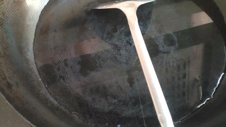 炒菜梗。,锅中放水。