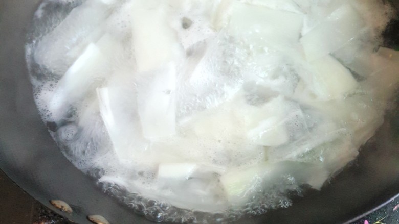 炒菜梗。,加入菜梗焯水。水开后捞起菜梗用清水清洗菜梗。