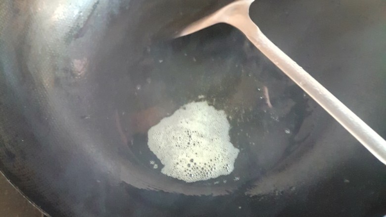 青椒炒鸭蛋。,锅中放油。