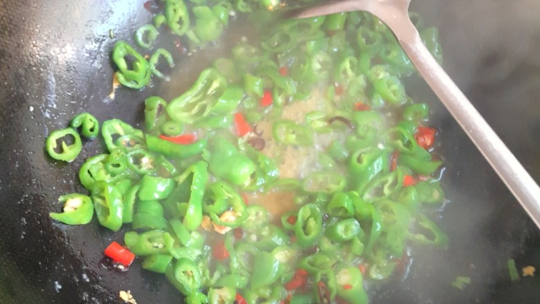 青椒炒鸭蛋。,爆炒青椒和小米椒。加入水。炒至清亮色即可。