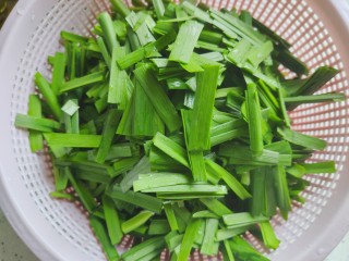 韭菜炒香干,洗净之后切成和香干差不多长短的段
