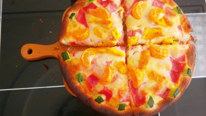 菠萝披萨,切成四角。