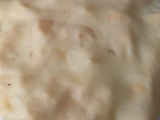 芒果千层蛋糕,接着铺面皮，继续一层一层往上叠起来。