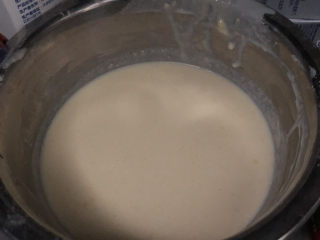 芒果千层蛋糕,过筛后的奶液冷藏静置半小时。