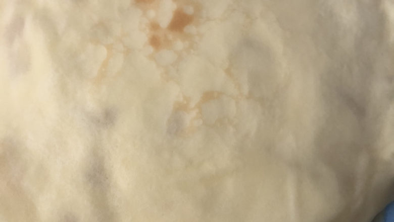 芒果千层蛋糕,接着再覆盖上一张面皮，继续铺奶油。