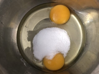 芒果千层蛋糕,鸡蛋打入盆里，加入糖。