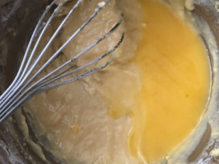 芒果千层蛋糕,倒入融化的黄油。