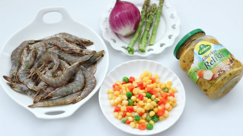 芥末青瓜蓉海虾时蔬饼,首先备齐所有的食材。