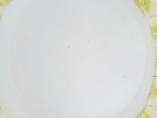 青瓜苦菊沙拉,一部分青瓜顺着盘子摆个花边造型。